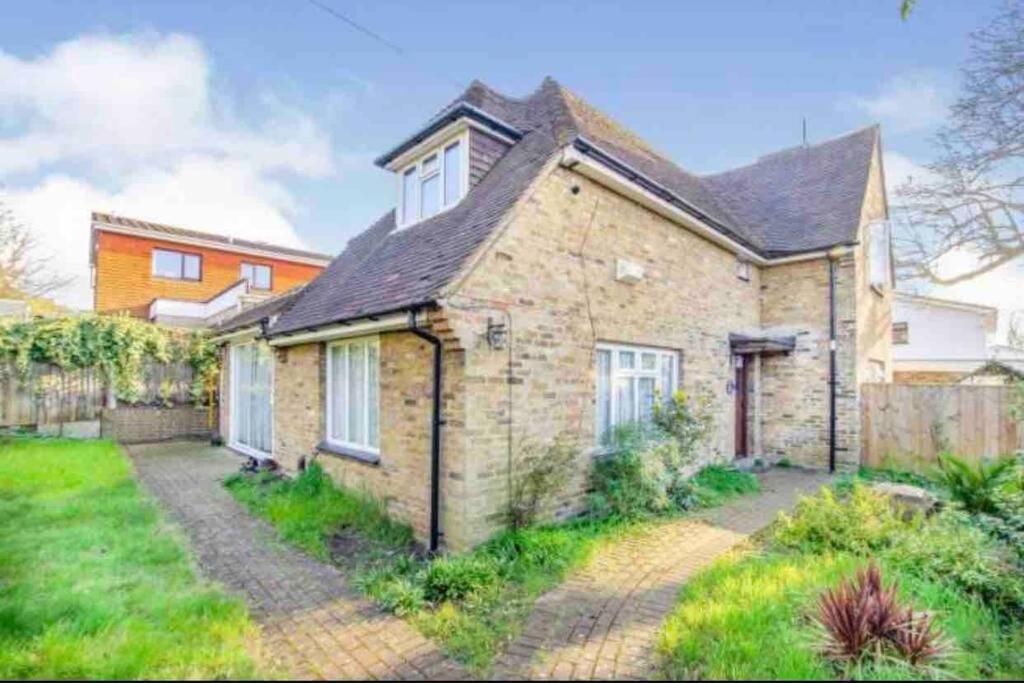 Lovely Cottage In The Heart Of Shirley- Кройдон Екстер'єр фото